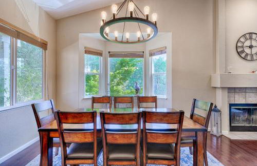 Spacious 4BD 3BA with hot tub, fire pit, and wraparound deck - Foto 8