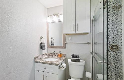 Peaceful and Relaxing Getaway w Beautiful Pool - Photo 23