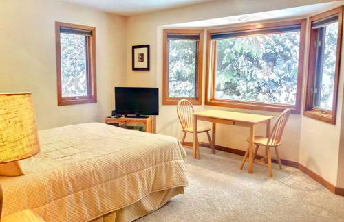 O8 Renovated Forest Cottage Townhome with great Mt Washington views fast wifi Walk to skiing - Foto 71