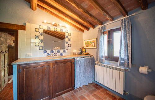 PODERE TORRICELLE 69B Pancole Gr, seaview infinity pool, jacuzzi, sauna, exclusive villa with 2 bedrooms for 4 - If you total 5 or 6 people there is an independent suite in main villa with private ensuite bathroom, kitchenette and garden dining area - Foto 44