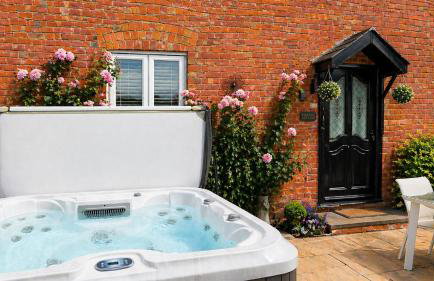 Falstaff Cottage, NEW HOT TUB, Sleeps up to 5, Stratford upon Avon - Foto 1