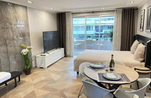 STUDIO SUR LA PROMENADE DES ANGLAIS AVEC VUE MER ORIGINALE À 40 m DE LA PLAGE - Foto 7