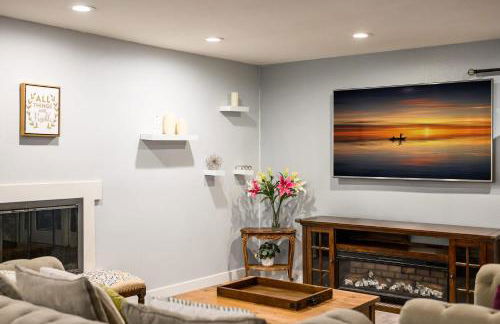 Serene Hilltop Oasis Above the City w Private Pool - Foto 70