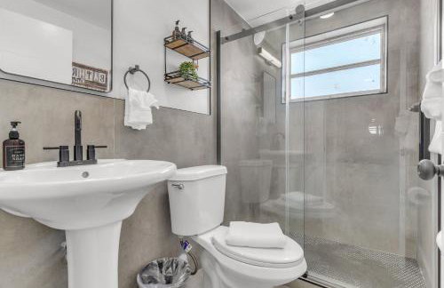 Bayview Regency Apartments By Lowkl - Photo 36