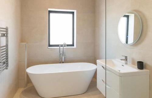 Luxury 4BDR House By Torr Property Group Short Lets & Serviced Accommodation With Free Gated Secure Parking & Private Patio Garden Liverpool - Foto 47