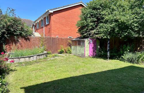 Award Winning Beautiful House in South Cambridge, 14-Min Drive to the City Centre, Free Parking, No Sofabeds, Sleeps 6 - Photo 35