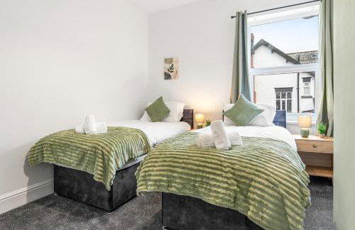 Comfortable 4 Bed Home - Free Parking & Fast WiFi - Foto 17