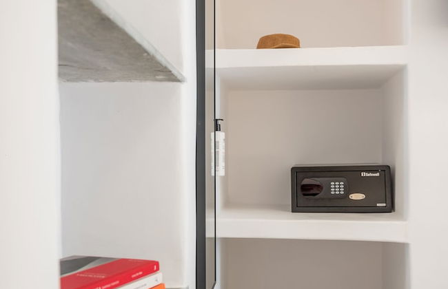 aniko suites White Alley - Photo 6