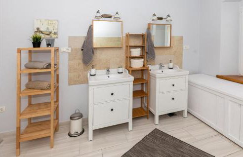 4 Bedroom Beautiful Home In Rogotin - Foto 30