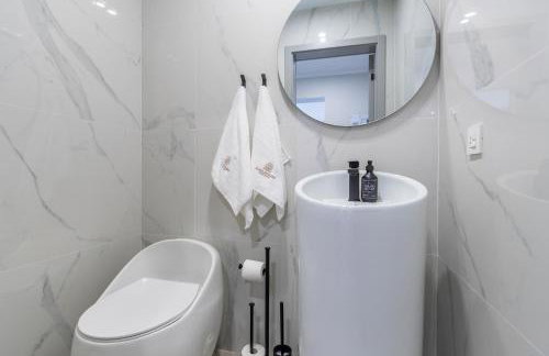 Apartamento de Lujo con Jacuzzi Privado, Piscina y Vistas al Mar - Foto 18