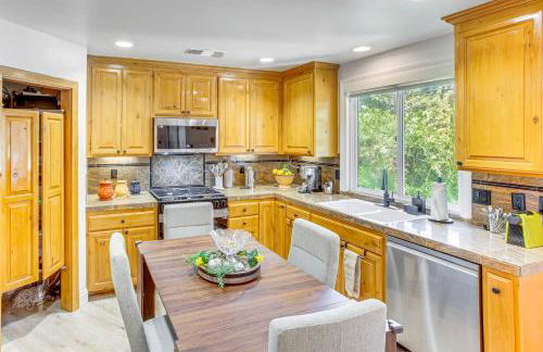 Forest Views and Fire Pit! Cozy Cabin in Crestline - Foto 25