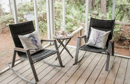 Pet Friendly Tranquil Cottage with Fire-Pit & Hot Tub Minutes to BEACHES - Foto 27