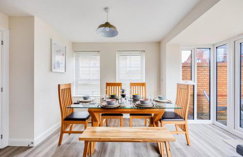 Detached House in Brooklands - Prime Location - Driveway Parking, Self-Check-In, Fast WiFi and Smart TV by Yoko Property - Foto 27