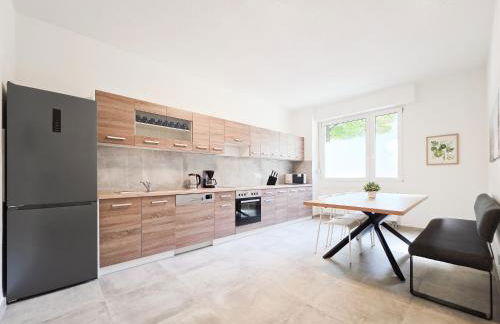 Tolstov Apartments - 3 Room Apartments - Kitchen - Balcony - 5 min to Messe DUS - Foto 3