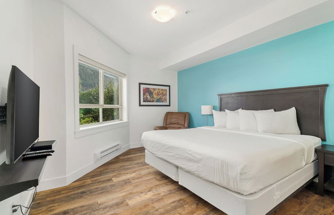 Chic Haven Stylish 3 Bedroom - Photo 6