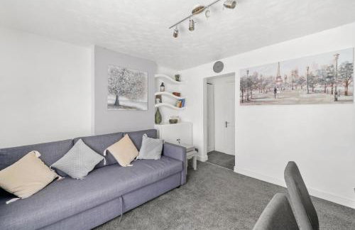 Home In Bletchley Milton Keynes, contractors favourite - Photo 9