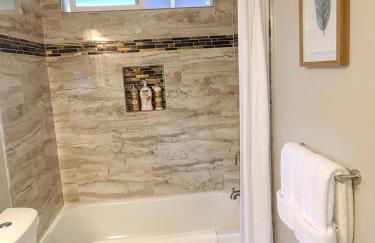 Paradise Park Newly built studio with king bed - Photo 12