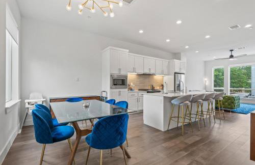 Modern Dallas Townhome with Private Rooftop, City View, Private Parking & Grill - Photo 5