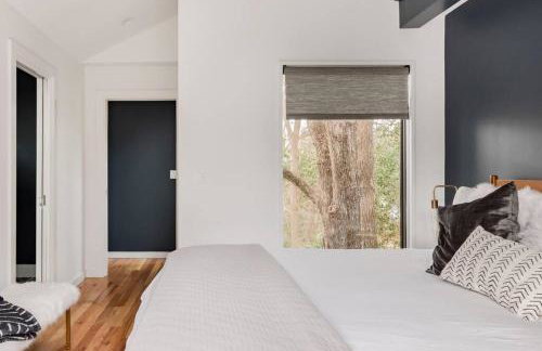 Cozy Bungalow Retreat Walking Distance to Downtown - Photo 33