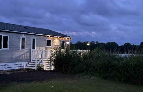 Chichester Lakeside Holiday Park Lakefront Lodge - Foto 10