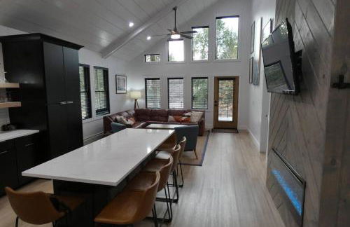 Modern Chalet with Hot Tub and Lake Access - Foto 2