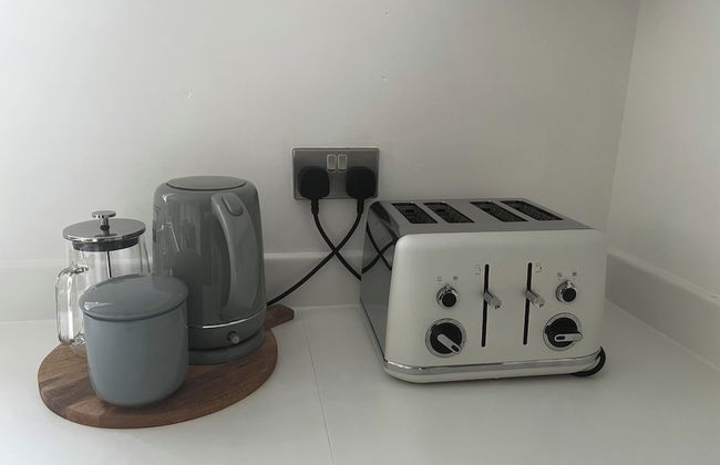 Luxurious 4 BH Home Near Willen Lake Ideal for Families & Business Stays! - Photo 5