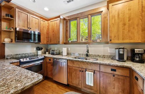 HOT TUB & PET-FRIENDLY Cabin in Cheshire Village - Foto 10