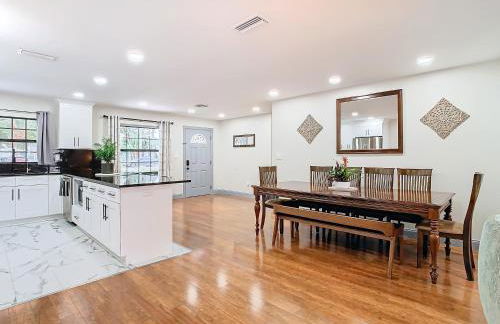 Poolside Paradise with Basketball Court - Foto 18