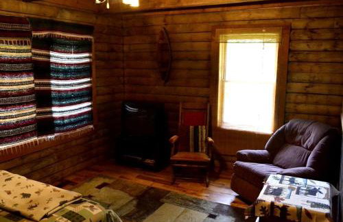 Stately Log Cabin with a Pool for a Group Getaway near Chickamauga, Georgia - Foto 11