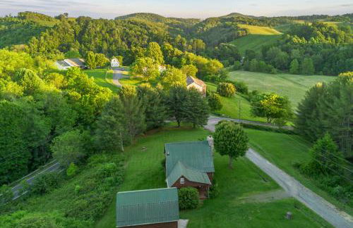 Pet Friendly NC Cabin with Views & Hot Tub - Foto 27