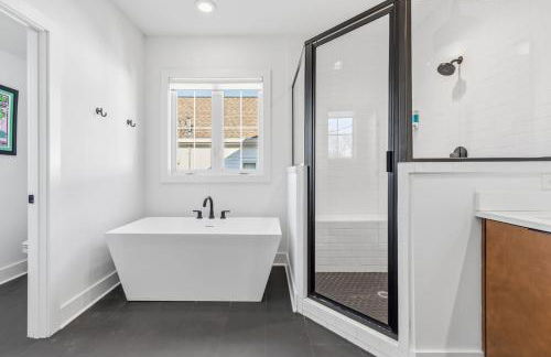 Modern House by Downtown with Garage and Fenced-in Yard - Foto 34