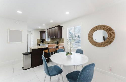 Serene Waterfront 2BR 2BA with Intracoastal Views, Pool, Balcony, Parking - Foto 23