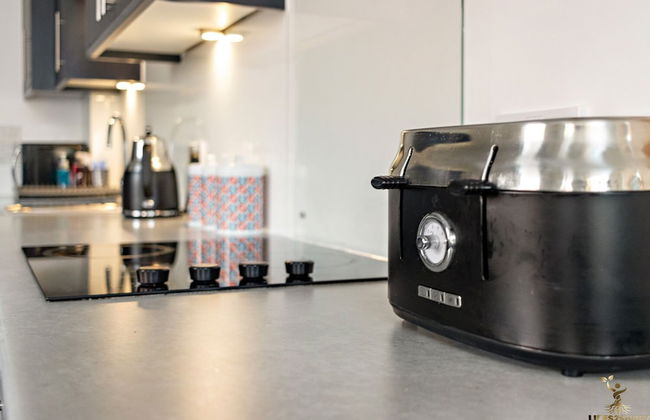 City Centre Spacious Apartment - Photo 8