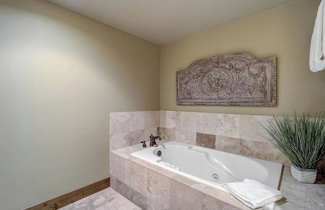 Mont Cervin by Avantstay Private Hot Tub + Fireplace Walk to Ski-in/ski-out + Dining - Foto 46
