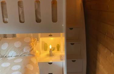 4 bedroom Lodge Hotub-Pool in Surrey UK - Photo 2