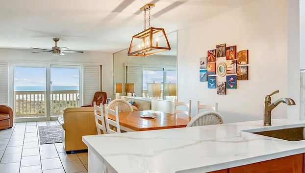 Sun-kissed FL Condo Ocean View Pool Free Tix - Foto 4, Habitación