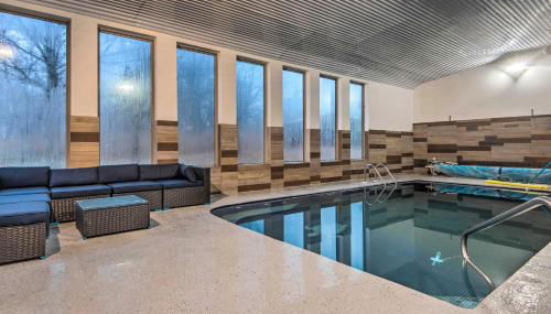 St Charles Hilltop Mansion with Mod Interior! - Foto 1