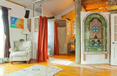 Eclectic Riverfront Log Cabin and Artist Retreat for Groups in Castle Hayne, North Carolina - Foto 20