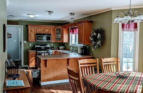 Spacious Ranch-Style Retreat with Private Deck, Nestled in Nature Near Acadia, Hancock Maine - Foto 6