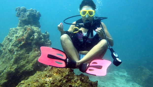 Learning how to scuba dive in Dibba Al-Fujairah