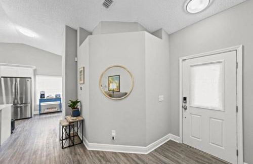 Retreat with Heated Pool in a Serene Community - Foto 16