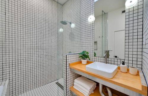 Rooftop with Views Modern Little Italy Townhome - Foto 17