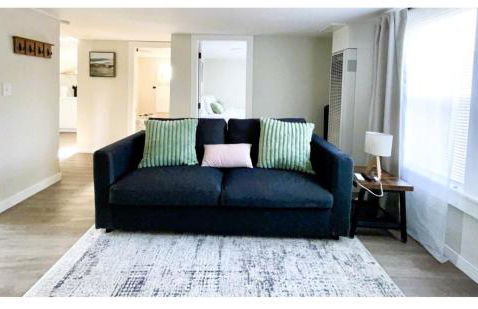 Charming & Bright Gem Prime Location Street Parking with AC - Foto 1