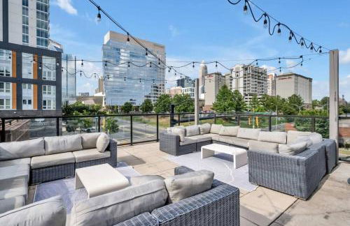 Skyline Retreat - Free Parking, Pool, Balcony - Foto 59