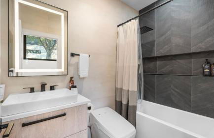 Modern Oasis w Pool Hot Tub Rooftop Deck Home Theater Mariposa Retreat by AvantStay - Foto 47