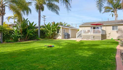Ultimate Beach Bungalow - 1 block from beach - huge backyard - Foto 3, Garden