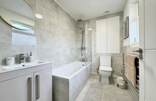 Modern 3 Bedroom Home - Free Driveway Parking - 6 Guests - Upstairs Bathroom and Downstairs WC - Foto 11