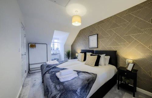 3 BedRoom house, Sleeps 6 with Full Kitchen, Garden and Free Parking - FREE Wi-Fi near Milton Keynes Bowl - Foto 12