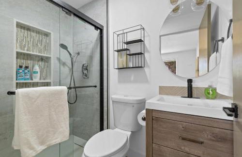 Family-Friendly 4BR Home with AC and Yard Near Airport - Foto 14