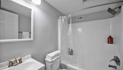 Duke - Pet Friendly 1BR with Gym & Pool - Foto 3